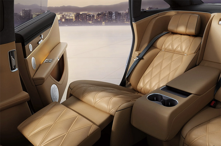 Zero-Gravity Seat Boom in China’s Auto Market Sparks Safety Debate