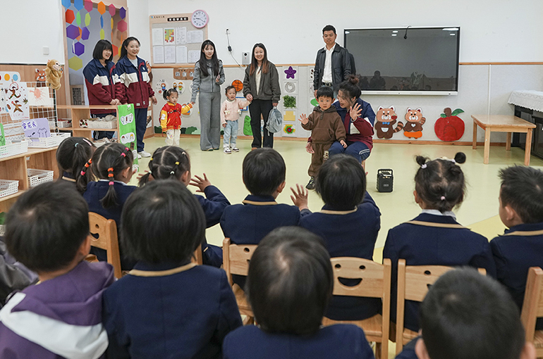 China Issues First Policy on Public Services Based on Residency to Benefit 250 Million Migrants