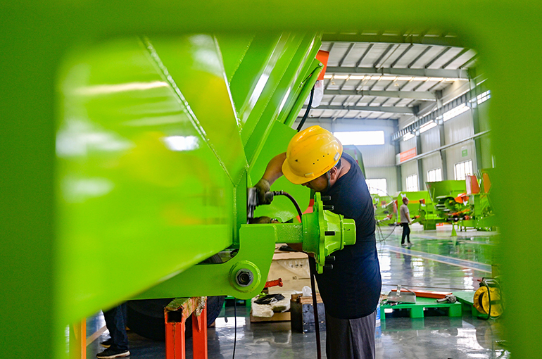 China’s Industrial Earnings Gain Momentum in April as Prices Rebound, Output Picks Up