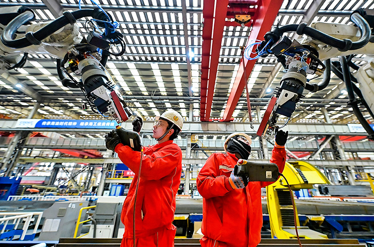 China’s Factory Activity Sits on Boom-Bust Line in May After Two-Month Expansion