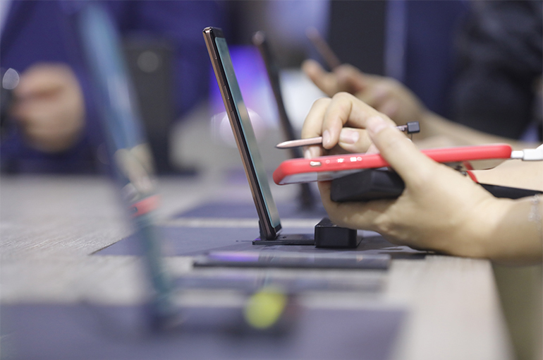 Memory Crunch Pushes Up China’s Mid-Range Phone Prices