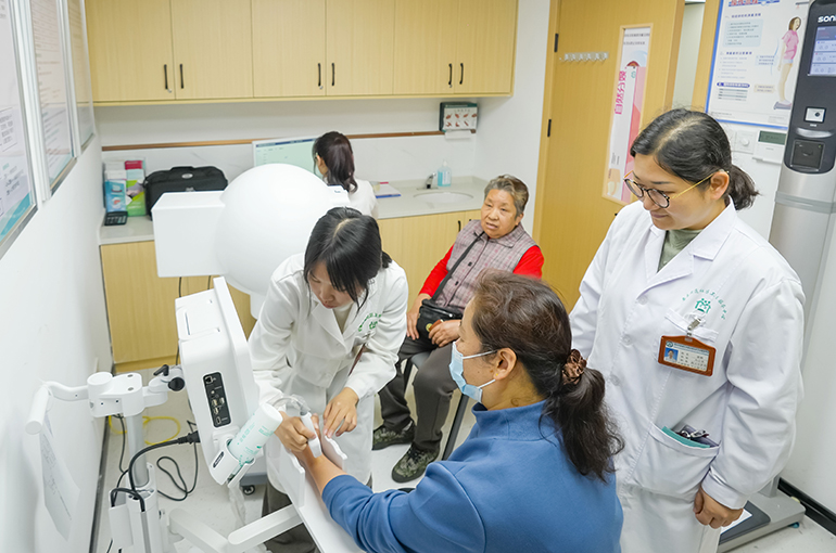 China Aims for Community Health Centers in Every Urban Sub-District by 2030