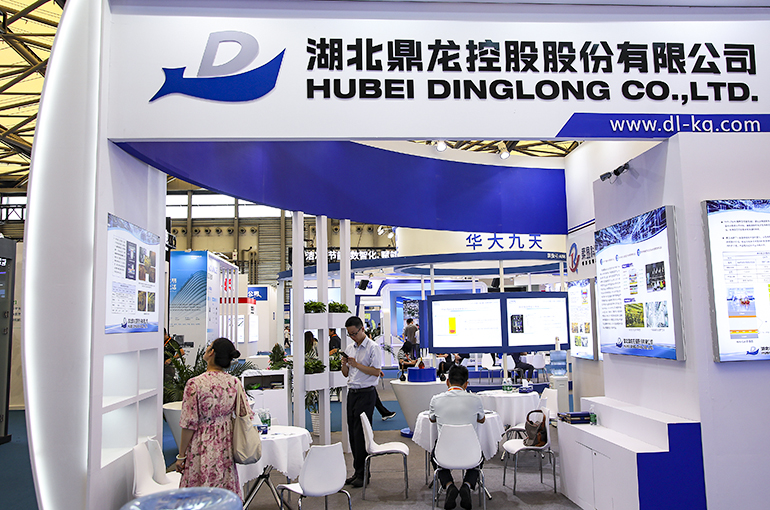 China’s Dinglong Soars to Record After Securing New Photoresist Orders From Wafer Giants