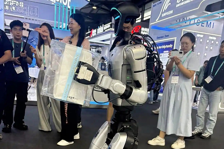 Shanghai's Jinqiao Tech Hub Showcases Multi-Robot Collaboration at MWC 2026