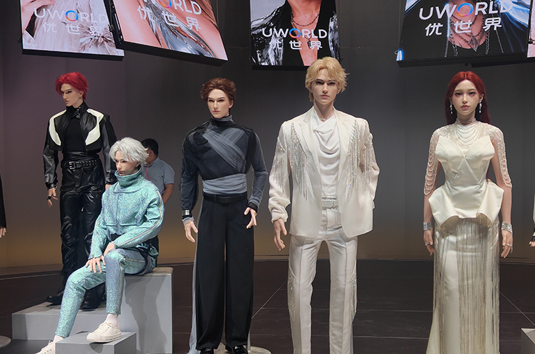 China’s Ubtech Jumps After Revealing 11,000 Orders for Human-Like Androids Priced at Up to USD146,000