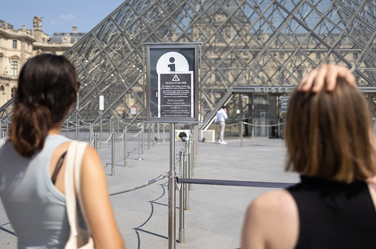 Number of Tourists in France Drops as Museums Close Due to Lack of Air-Cons