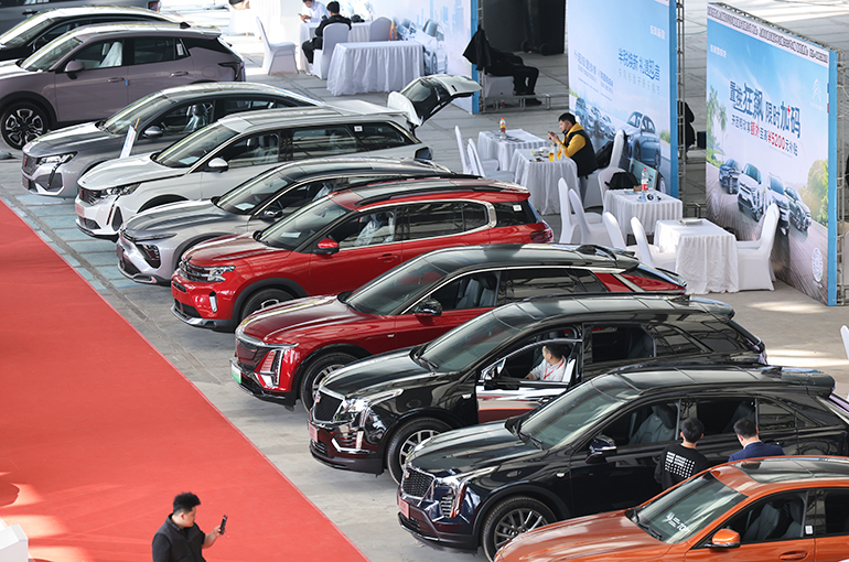 China's Car Sales Plunge 20% in First Half as Fuel Cars Keep Dragging