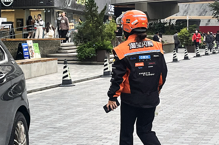 China's Taobao Instant Commerce Wins Gold French Design Award for Delivery Rider Uniform