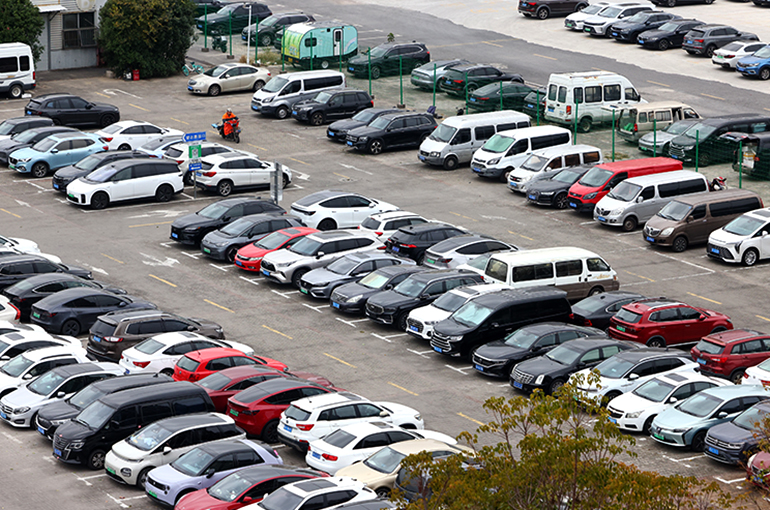 China Has 371 Million Registered Cars at End of First Half