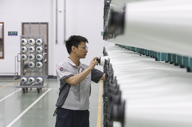China Jushi Sinks by Limit After Unveiling USD355 Million Plan to Further Raise Electronic Cloth Output