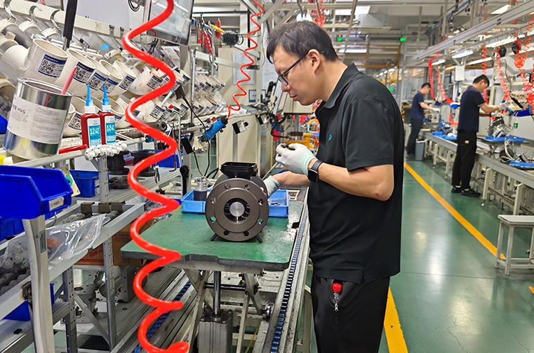 China's Economy Grows 4.7% in First Half, Meeting Expectations
