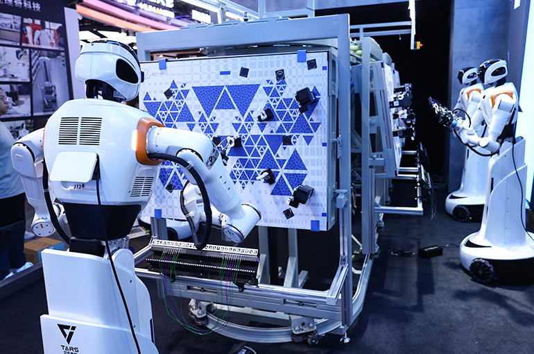 Chinese Firms Embrace AI But Find Adoption Bottleneck Is More Organizational Than Technical