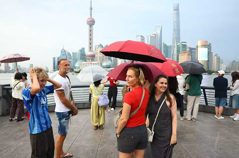 European Tourists Flock to Southwest China to Beat Summer Heat