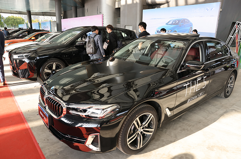 Mercedes-Benz, BMW, Audi Cut China Prices as Sales Decline