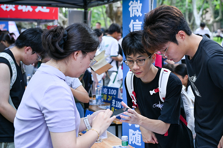 Chinese Cities With Over One Million College Students Unveil New Measures to Boost Back-to-School Spending