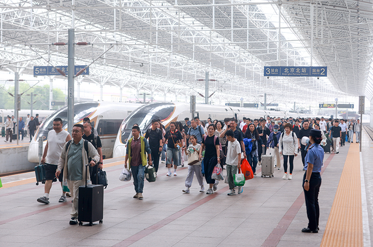 China State Railway Grows First-Half Earnings on Robust Demand, Lower Debt Ratio