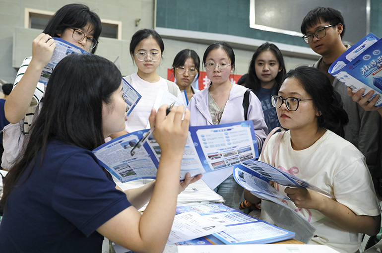 Chinese Commercial Banks Launch Campus Hiring With Fewer Openings, High Tech Talent Demand