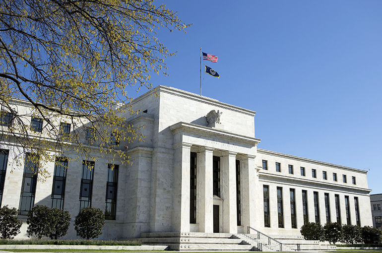 Economists Expect Middle East Conflict to Ease, Oil Prices to Fall, and US Fed to Cut Rates in 2027