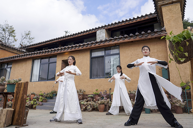 Young Chinese Swap Homeownership for Life on the Move