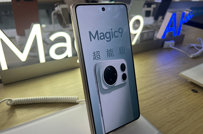 China Clears Four More AI Agent Smartphones for Network Access