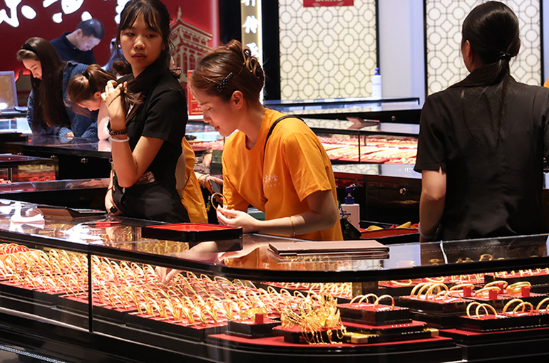 US Interest Rate Outlook Weighs on Gold Price as Central Banks Go On Buying