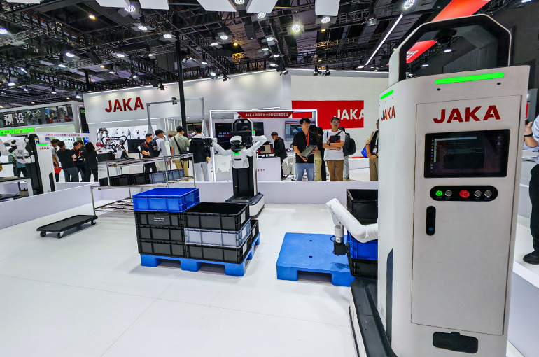 Robots Show Off Improved Intelligence at 26th China International Industry Fair