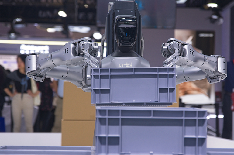 Robots Showcase Industrial Potential at Shanghai Expo as Global Tie-Ups Address Industry Gaps