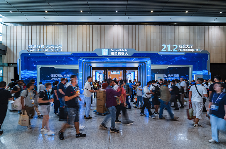 Chinese Service Robots Turn Heads, Win Orders at Canton Fair as Overseas Buyers Seek Practical Uses