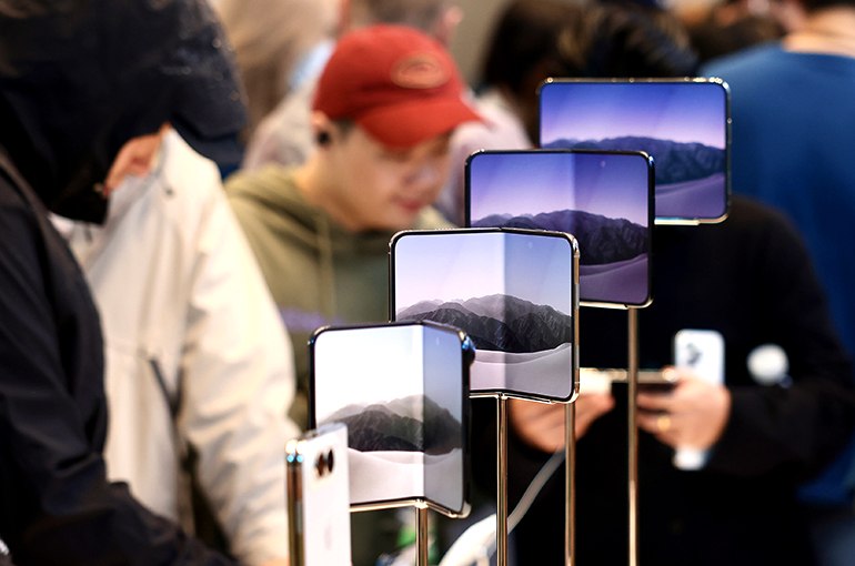 iPhone Duo Price Slides as Users Complain About Screen Problems